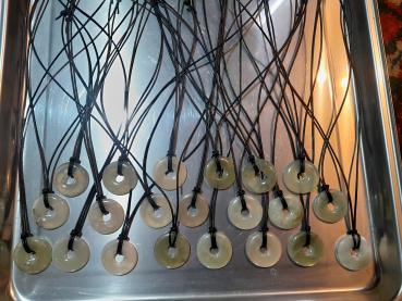 Serpentin an Ziegenleder, 3cm (S2)