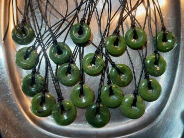 Serpentin an Ziegenleder, 3cm (S3)