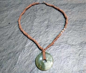 Serpentin (4cm) an geflochtenem Kängurulederband (S7)