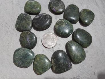 Serpentin mit Lila Stichtit Einschlüssen (S27)