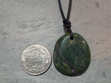 Serpentin mit Lila Stichtit an Büffelleder (S40)