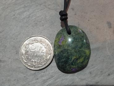 Serpentin mit Lila Stichtit an Büffelleder (S43)