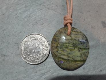 Serpentin mit Lila Stichtit an Büffelleder (S44)