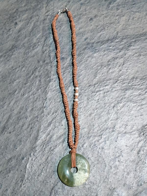 Serpentin (4cm) an geflochtenem Kängurulederband (S7)