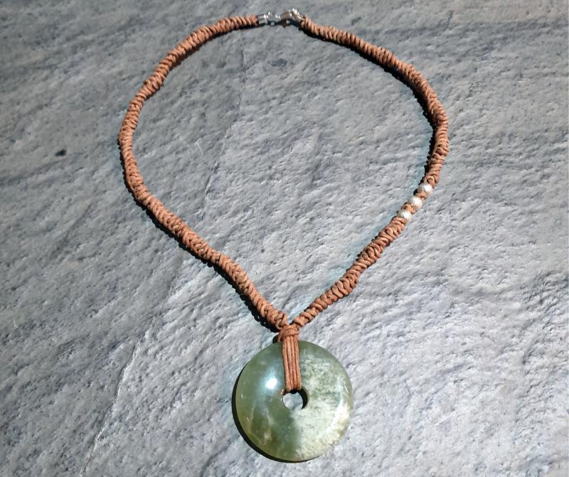 Serpentin (4cm) an geflochtenem Kängurulederband (S7)