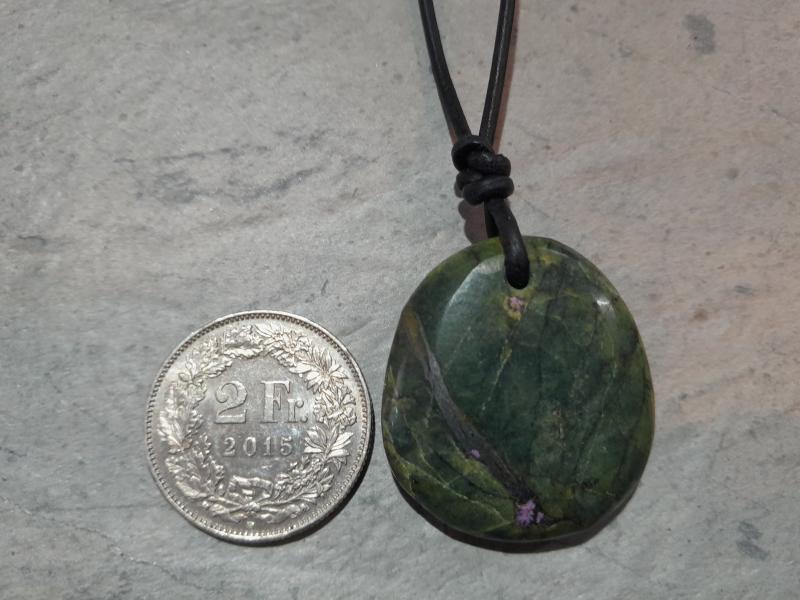 Serpentin mit Lila Stichtit an Büffelleder (S40)