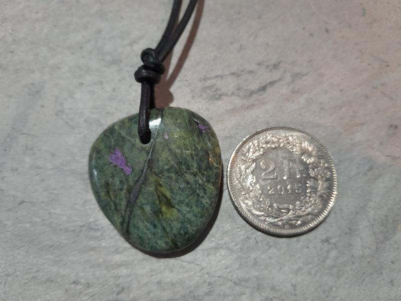 Serpentin mit Lila Stichtit an Büffelleder (S41)