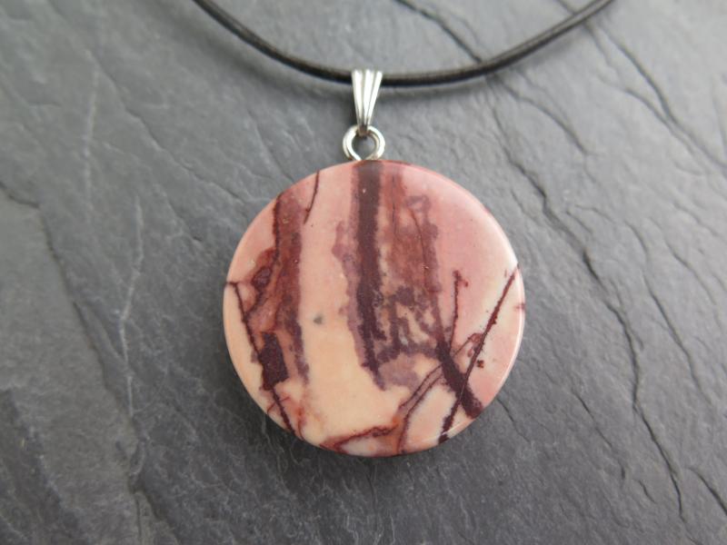 Jaspis-Anhänger an Büffelleder (VJ606)