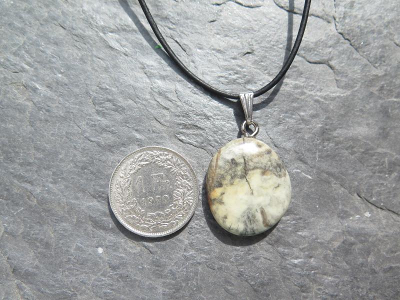 Jasper pendant on goatskin (VJ11)